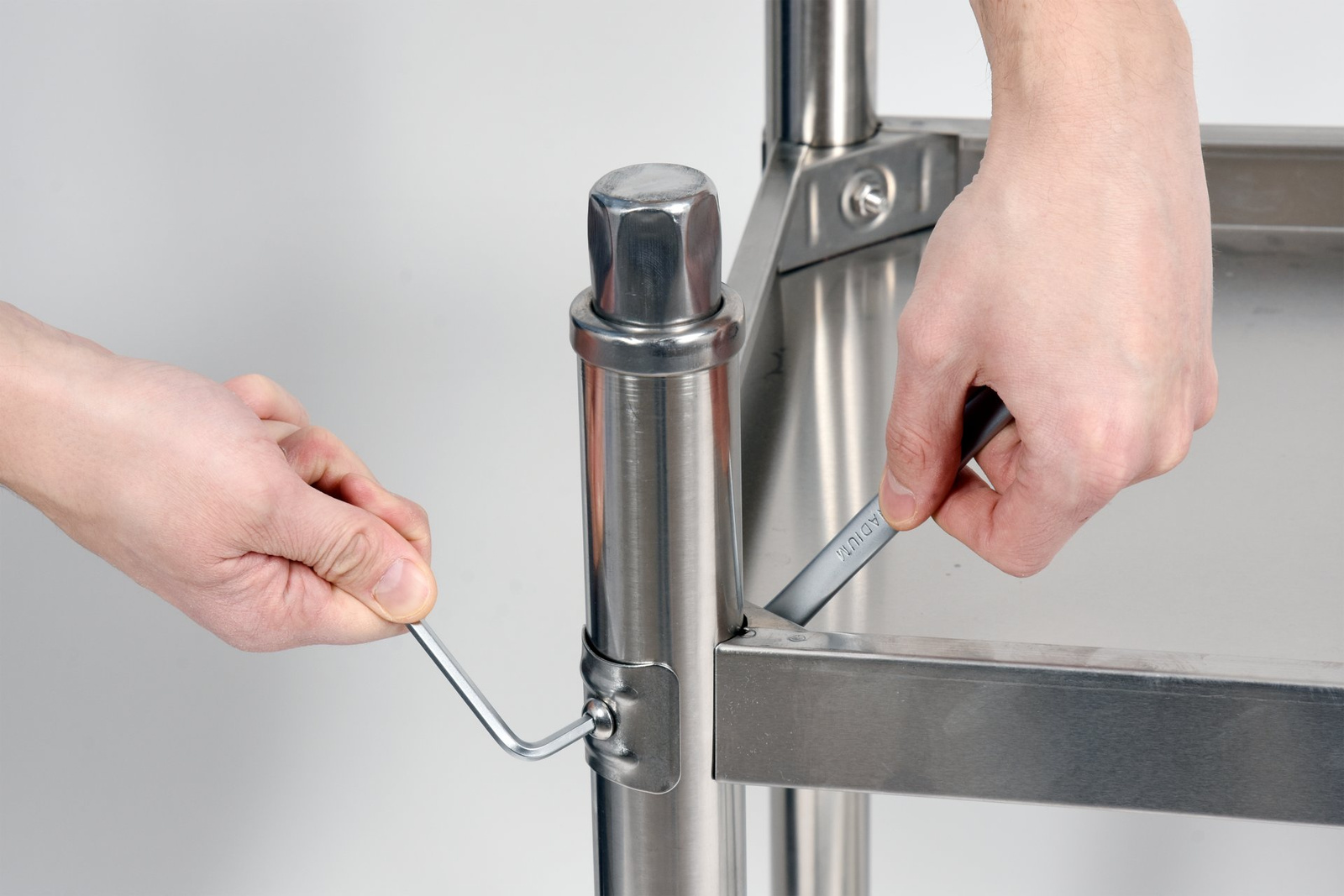 Masă de lucru centrală pliabilă cu raft 100x70x85 cm | YATO YG-09010