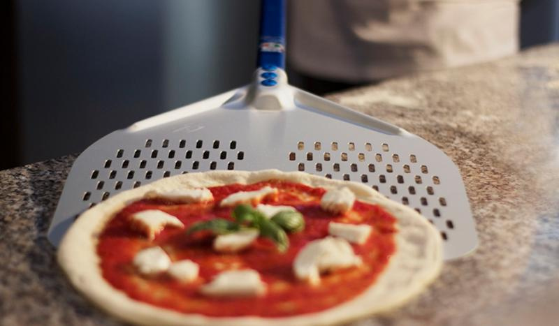 Lopată pentru pizza dreptunghiulară, perforată, din aluminiu anodizat | GI.METAL A-32RFX/180