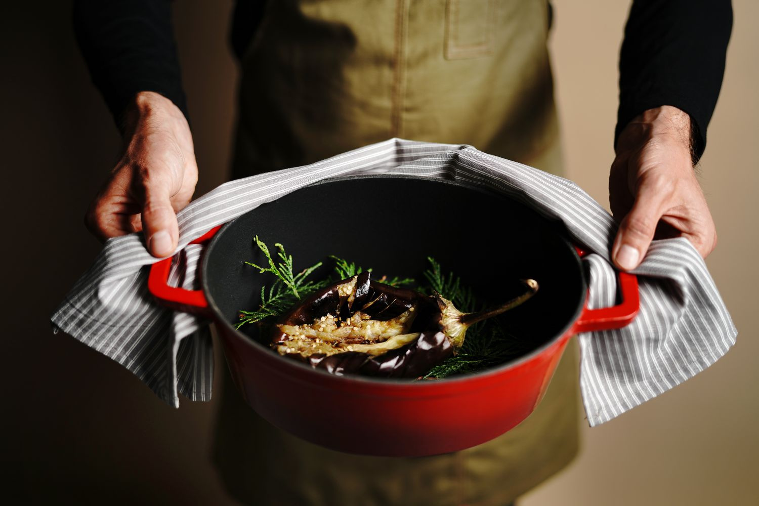 Oală din fontă cu capac, roșie - capacitate 4l | HENDI 626849