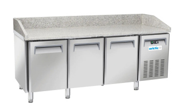 Masa frigorifică cu 3 uși pentru pizza, 640 l, sistem de răcire dinamic, 202.5x80x104 cm | ARKTIC 236796